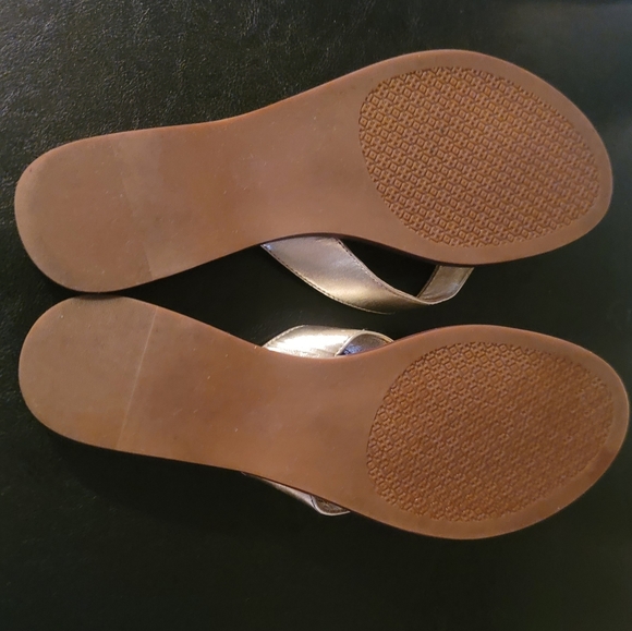 Tory Burch Metallic Gold Leather Logo Thong Size 8 Women's Flat Flip Flops - Picture 6 of 7
